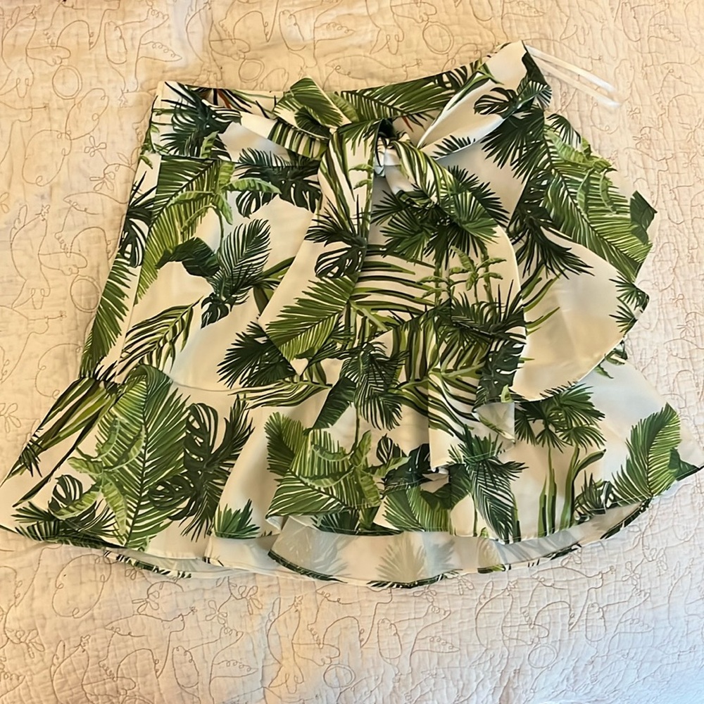 Adorable mini skirt that ties in the front